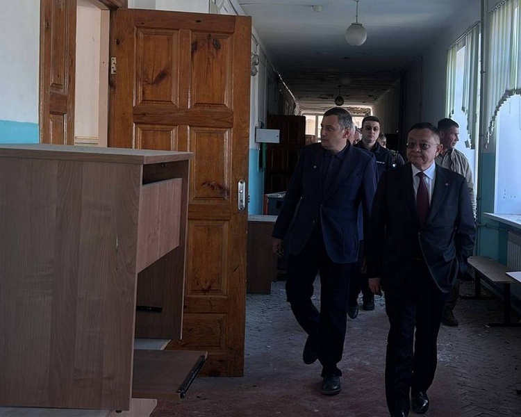     Хинштейн и Файзуллин осмотрели разрушенные ракетами объекты в курском селе