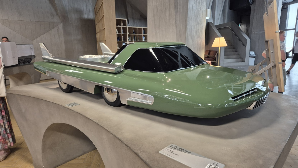 Макет несуществующего автомобиля видела в павильоне АТОМ на ВДНХ. Немного, как мне кажется, в тему поста сегодняшнего