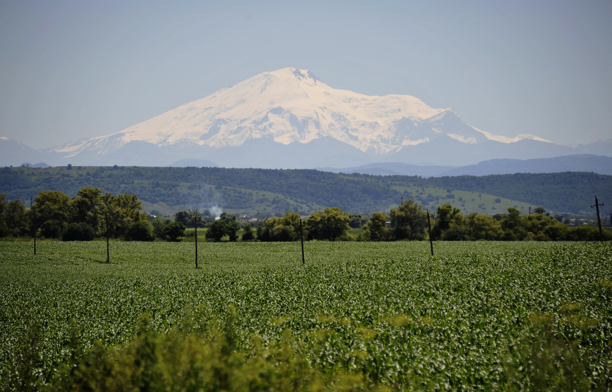 Если вы путешествуете по Кавказу, то в хорошую погоду Ельбрус будет виден вам из самых разных точек.