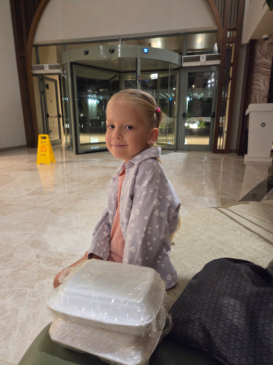 Ждём автобус, взяли ланч-боксы 