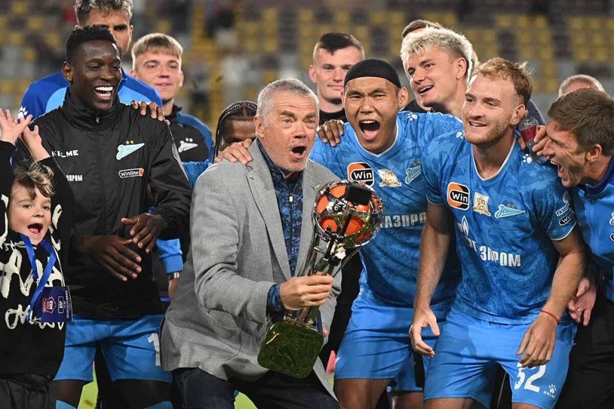    Президент ФК «Зенит» Александр Медведев и игроки команды на церемонии награждения после победы в финальном матче Зимнего кубка РПЛ по футболу против ФК «Спартак» (Москва), 2025 год.