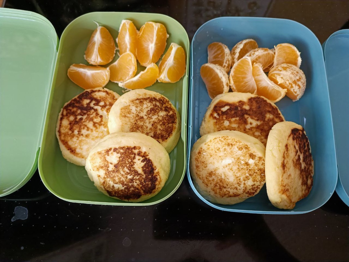 Сырники и фрукты - как вариант еды с собой с акцентом на недостающие в школьном питании группы продуктов.