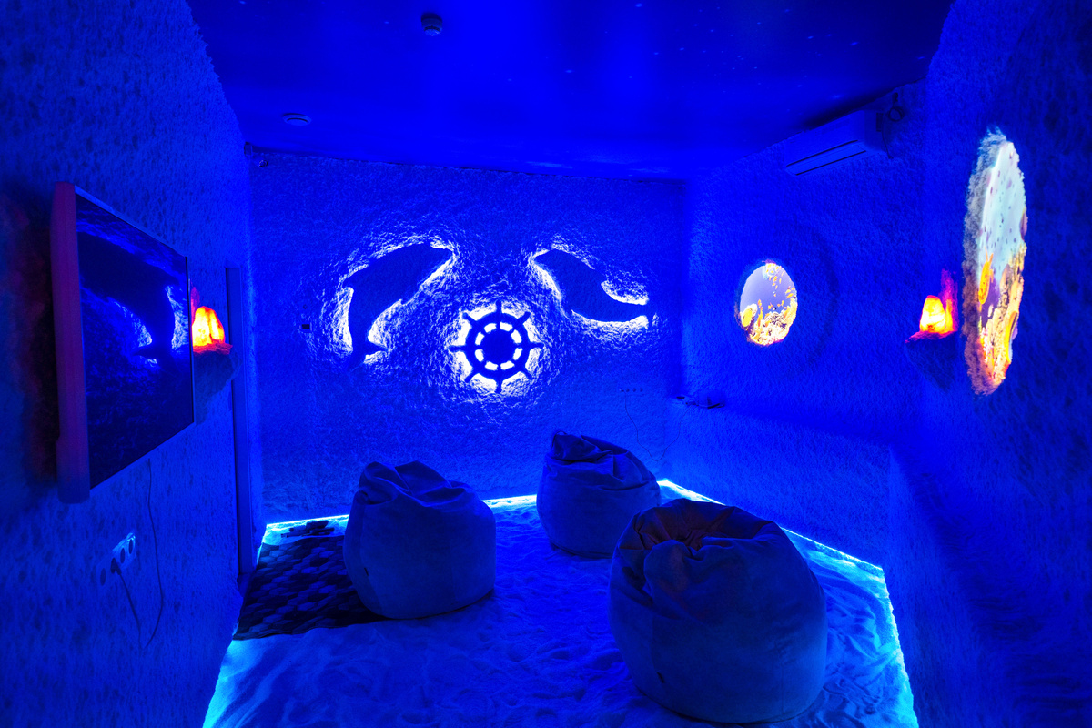 Оздоровительное действие посещения соляной пещеры происходит в результате вдыхания воздуха, насыщенного микрочастицами соли