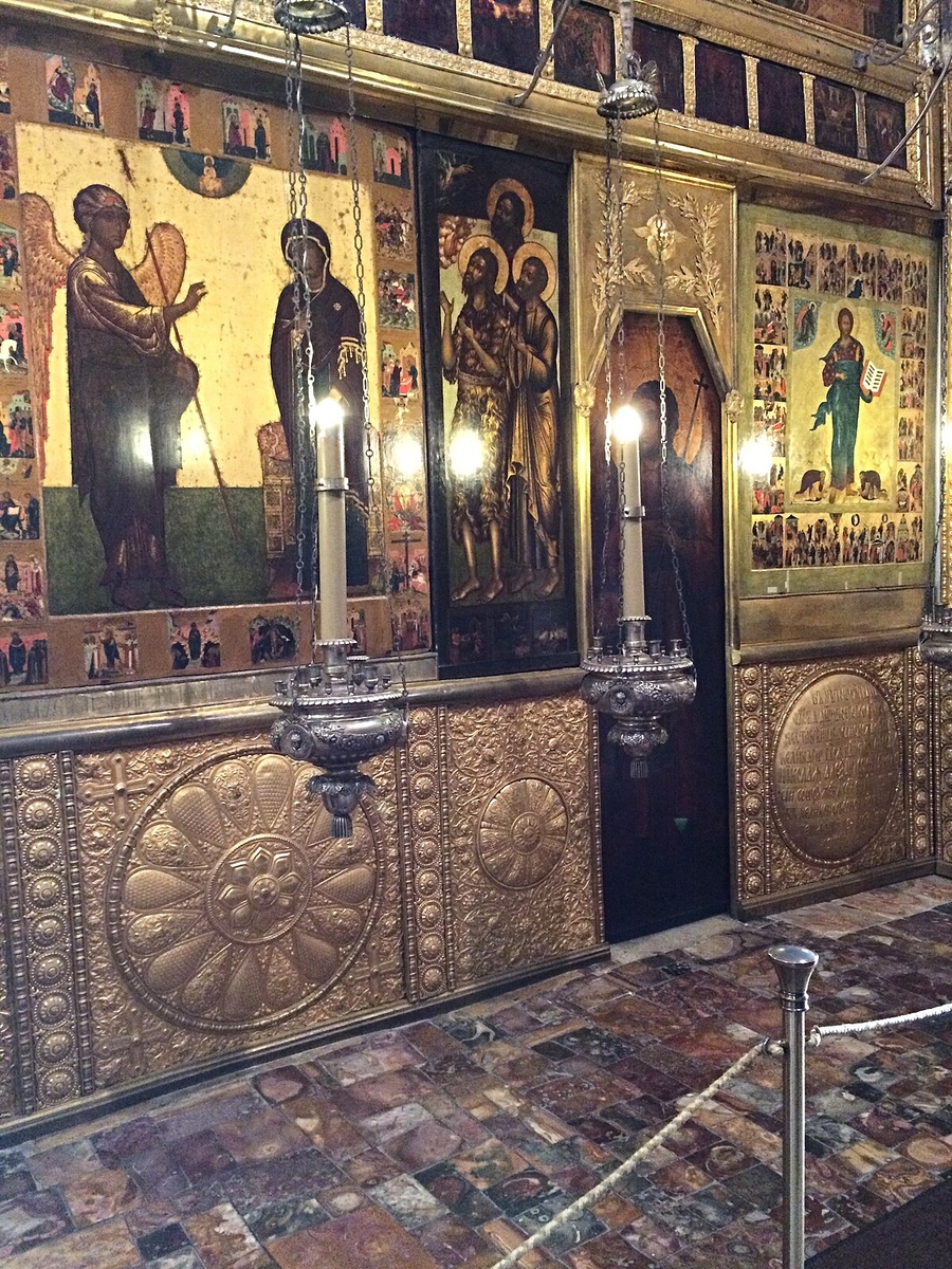 Пол Благовещенского собора выложен из ценных благородных камней - мрамора, агата и яшмы