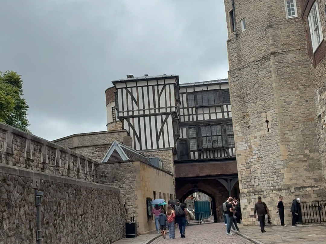 Внутри стен Лондонского Тауэра (Tower of London). Фото из личного архива