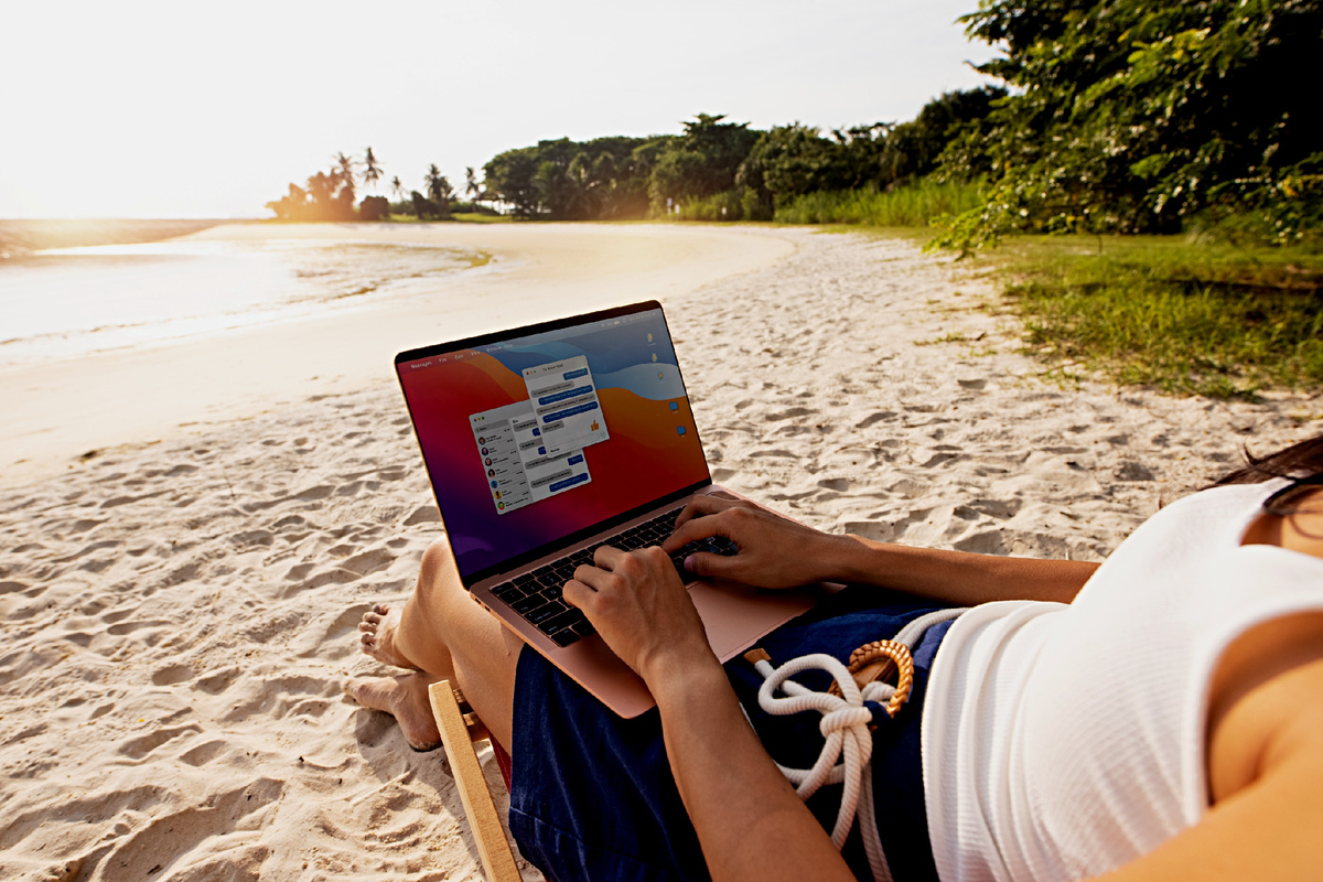 Человек работает на отдыхе