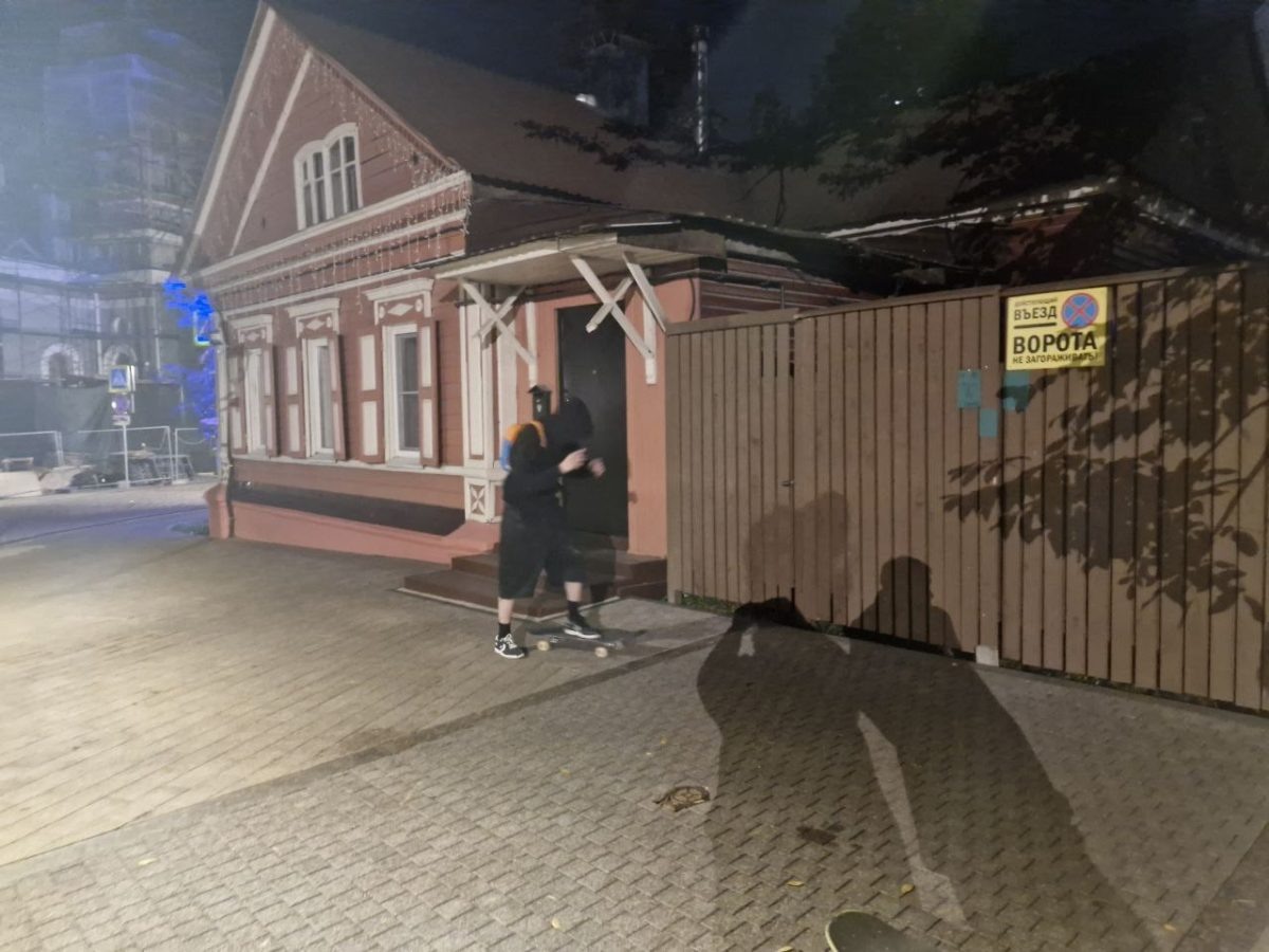    Молодые вандалы приехали на скейтбордах и начали кататься на территории в районе дома №18 по улице Короленко