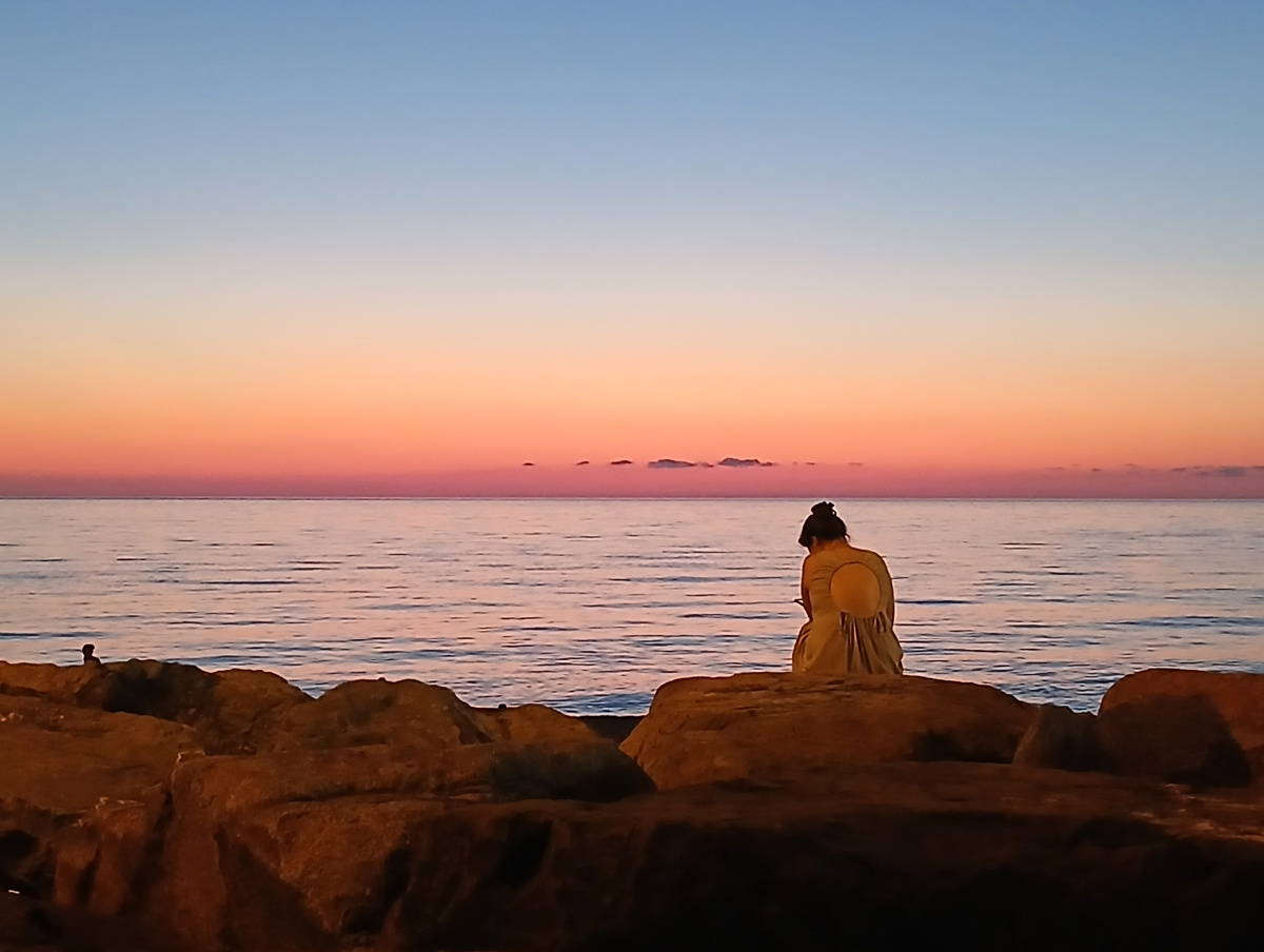 Женщина на берегу Черного моря.  Грузия 