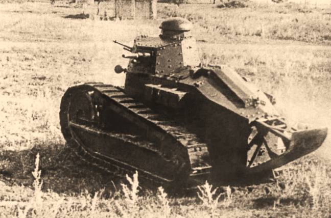 Рис. 1. Очень редкий фотоснимок, запечатлевший танк «Рено-русский» на учениях. Граненая форма башни и пушечно-пулеметное вооружение исключают всякие сомнения в том, что перед нами именно Рено-русский