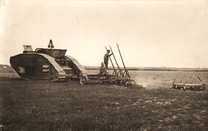 Рис. 2. На трофейных британских танках «Рикардо» (Mark V) в РСФСР и СССР тоже пахали и, видимо, вполне успешно