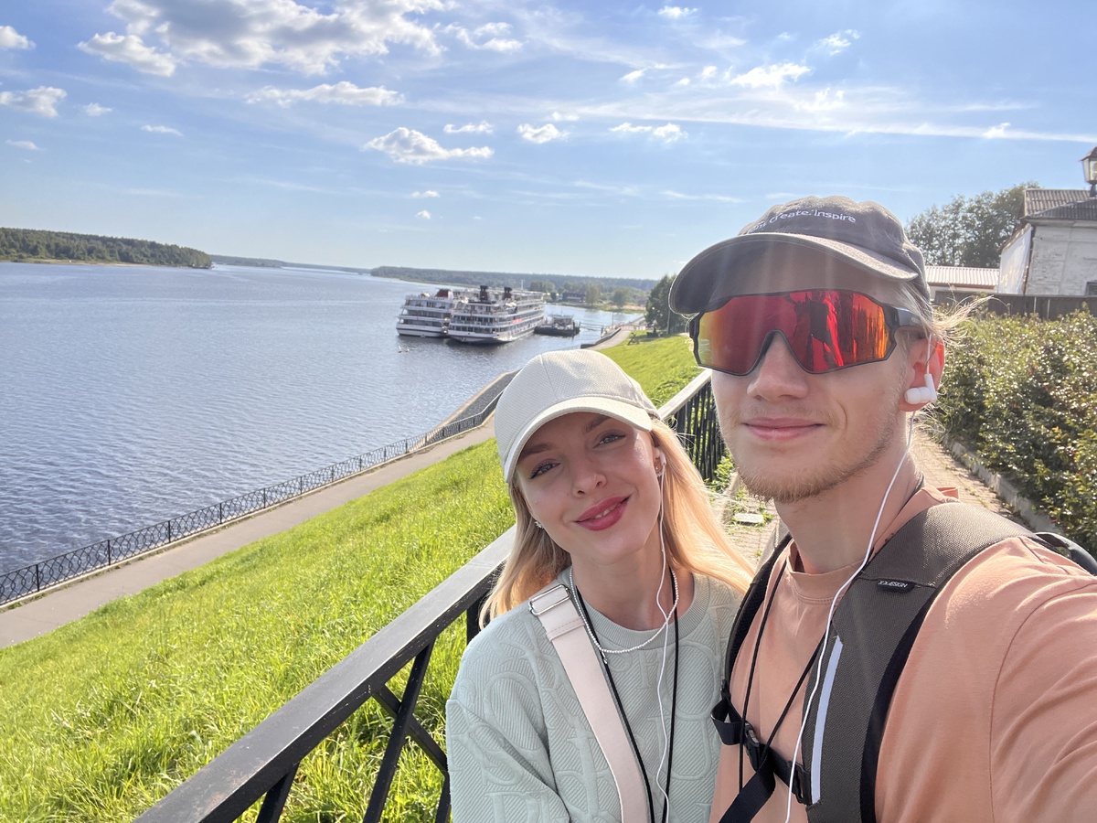 Это мы в Мышкине, напротив теплохода, на котором приплыли