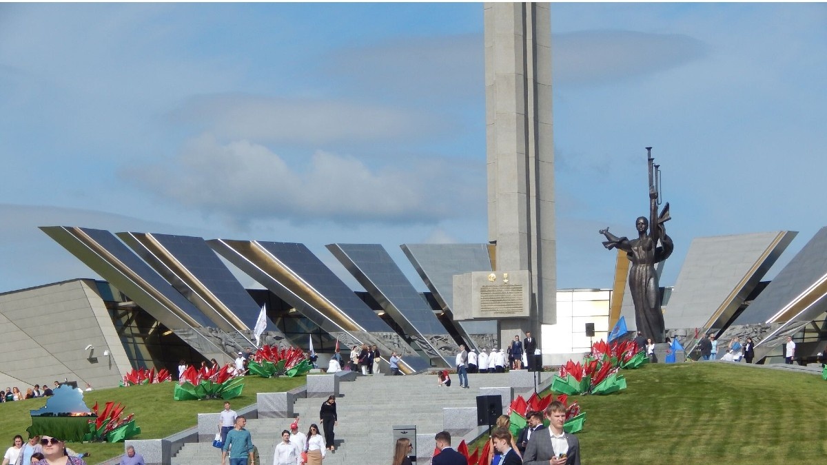 Выглядеть это будет примерно так, как бывает всегда, красиво и торжественно. Фото из нашего архива, мы регулярно посещаем пододные торжественные программы мероприятия в День города.