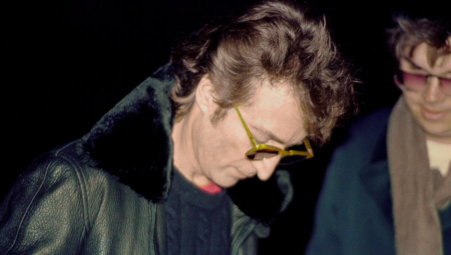 Леннон дал автограф своему будущему убийце буквально за несколько часов до смерти (Источник: Paul Goresh)