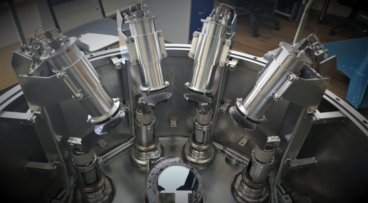    Установка внутри: четыре молекулярных источника и подложка, Внешний вид установки для роста полупроводников в космосе (КНА МЛЭ - комплекс научной аппаратуры молекулярно-лучевой эпитаксии), Установка внутри: четыре молекулярных источника и подложка, Электронный блок управления, Съемная кассета с подложками, Элементы для съема кассеты, Космическая установка МЛЭ и ведущий инженер ИФП СО РАН Дмитрий Придачин, Главный конструктор проекта «Экран-М», заведующий лабораторией ИФП СО РАН Александр Никифоров, Заместитель главного конструктора проекта «Экран-М», научный сотрудник ИФП СО РАН Константин Фрицлер,