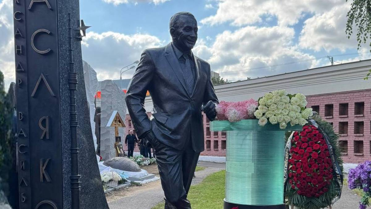 На церемонии открытия присутствовали коллеги и друзья Александра Васильевича.