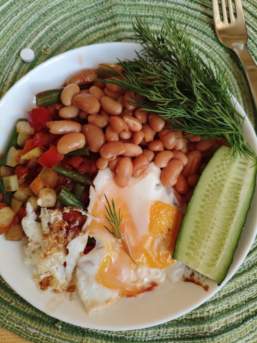 "Завтрак чемпиона": яйцо, фасоль, тушеная овощная смесь, свежие овощи и зелень. Никаких сложных и дорогих блюд и максимум питательных веществ.