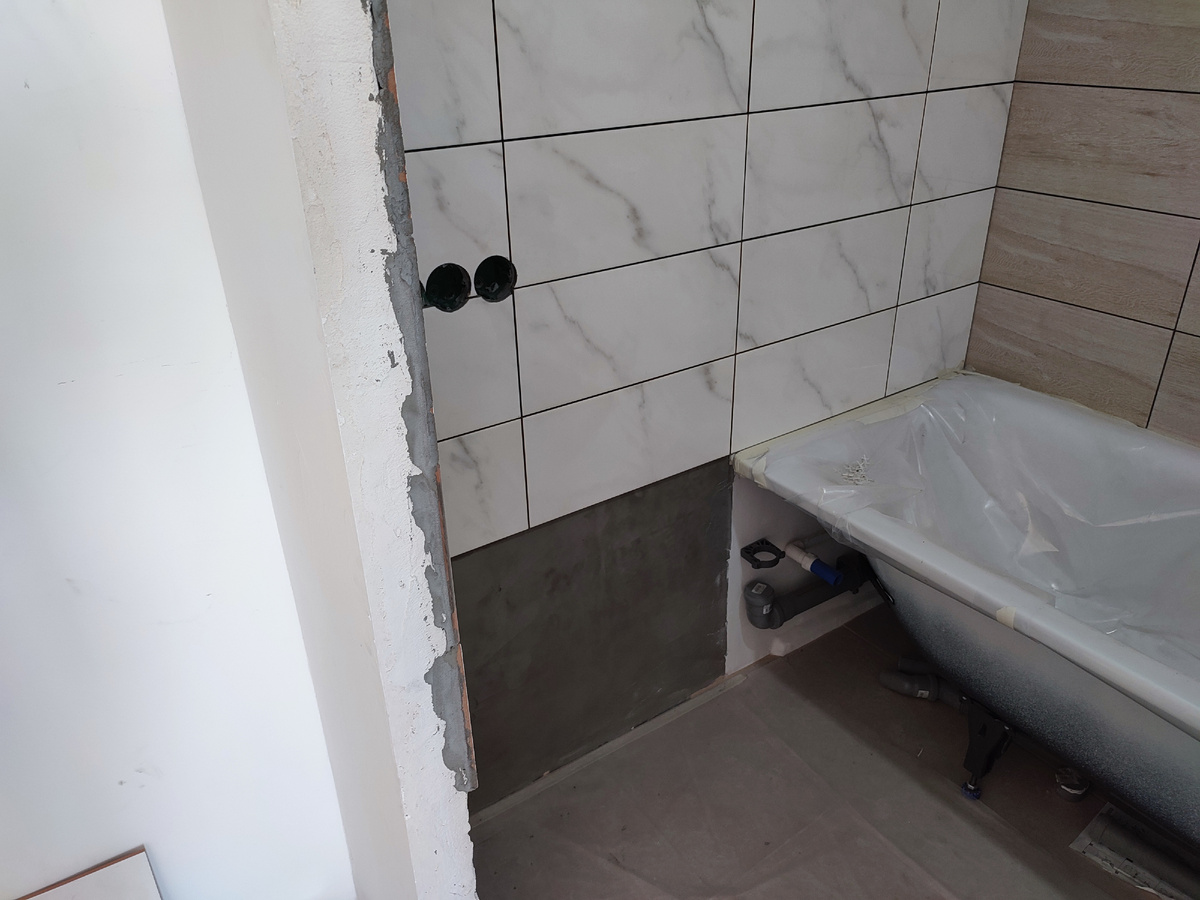 И так, от ванны вверх всё легко и просто. Не буду на этом заострять внимание. Теперь переходим к сложным вещам. 