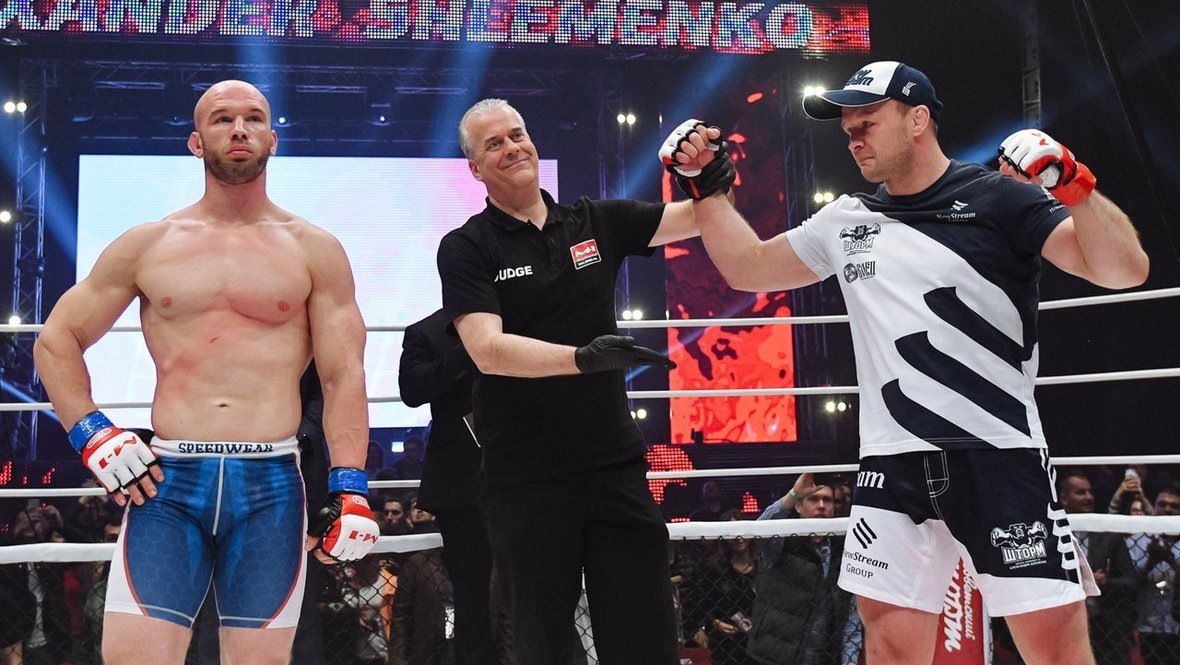    Александр Шлеменко (справа) после победы над Брэндоном Хэлси.M-1