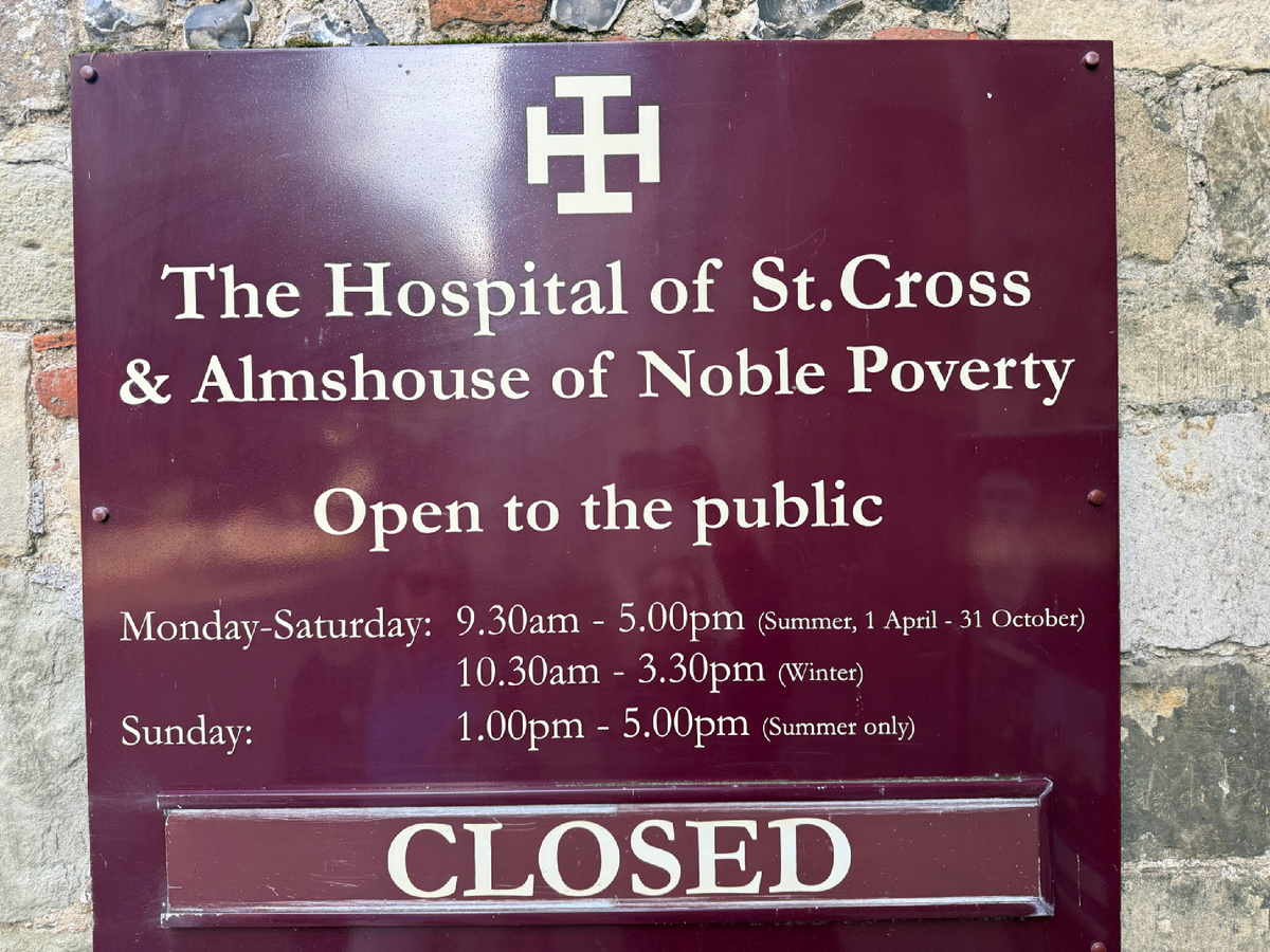 Госпиталь Святого Креста и богадельня благородной бедности - так называется этот старейший в Англии приют для мужчин. Фотография из личного архива. 