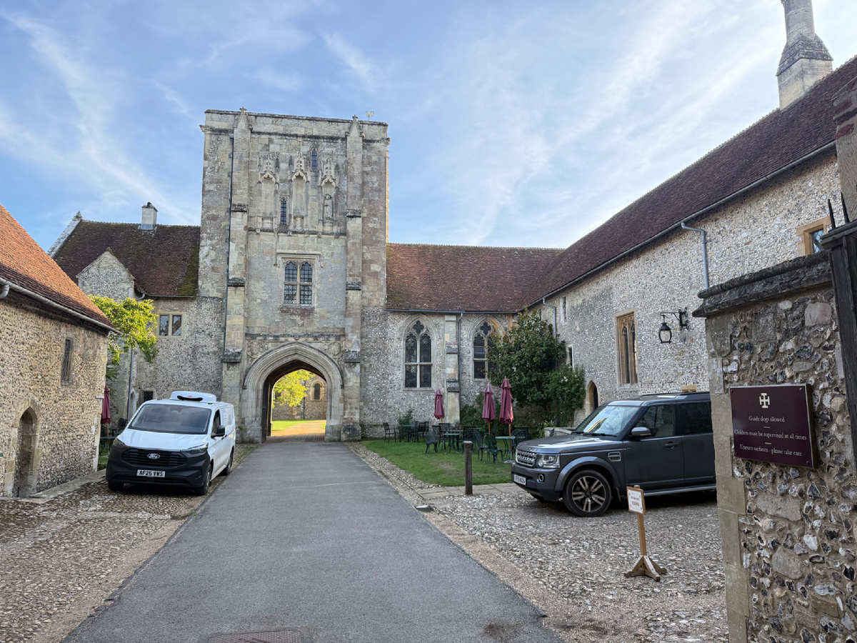 Вход в Госпиталь Святого Креста. Фотография из личного архива. 