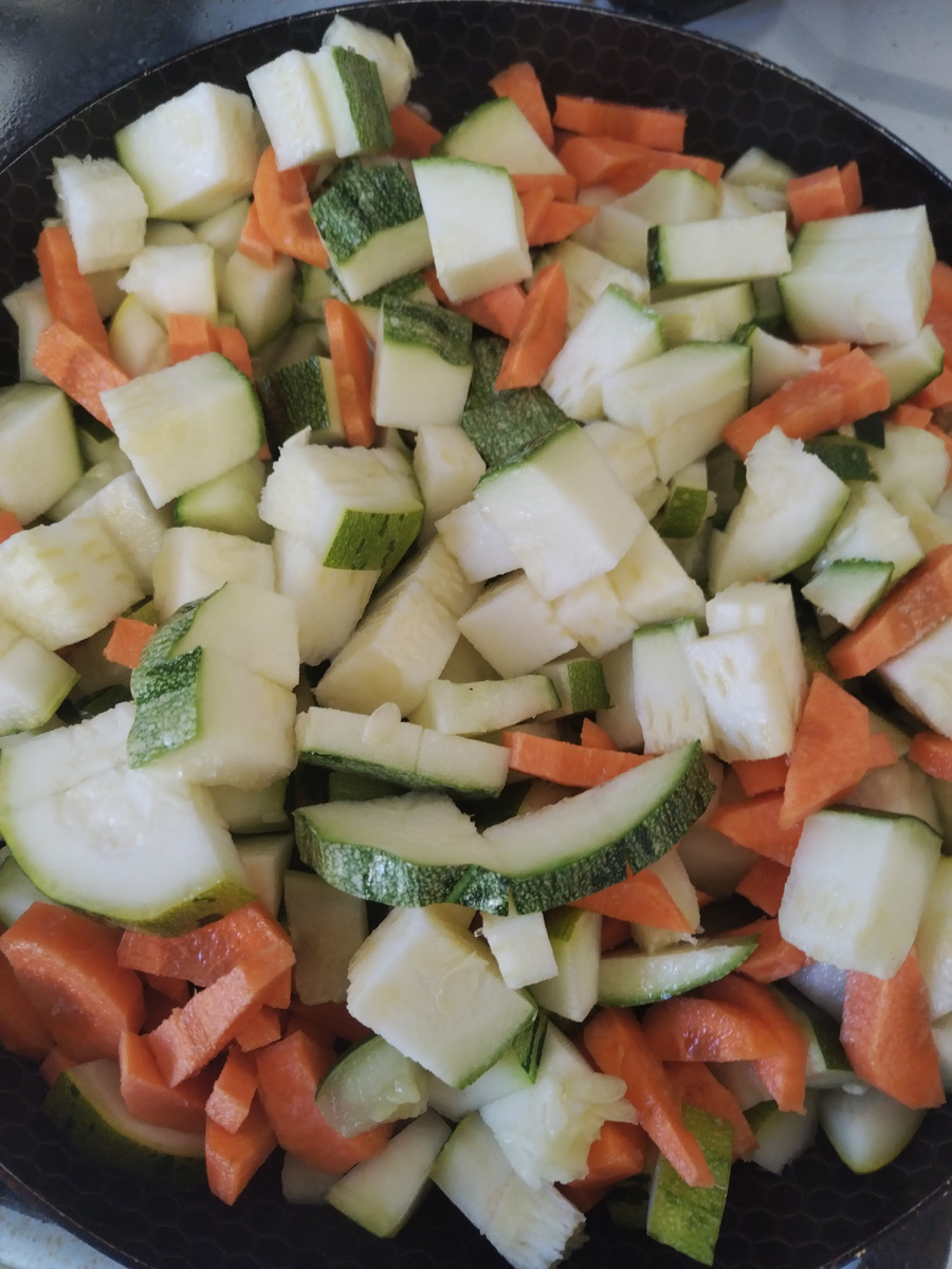 Тушу овощи. 