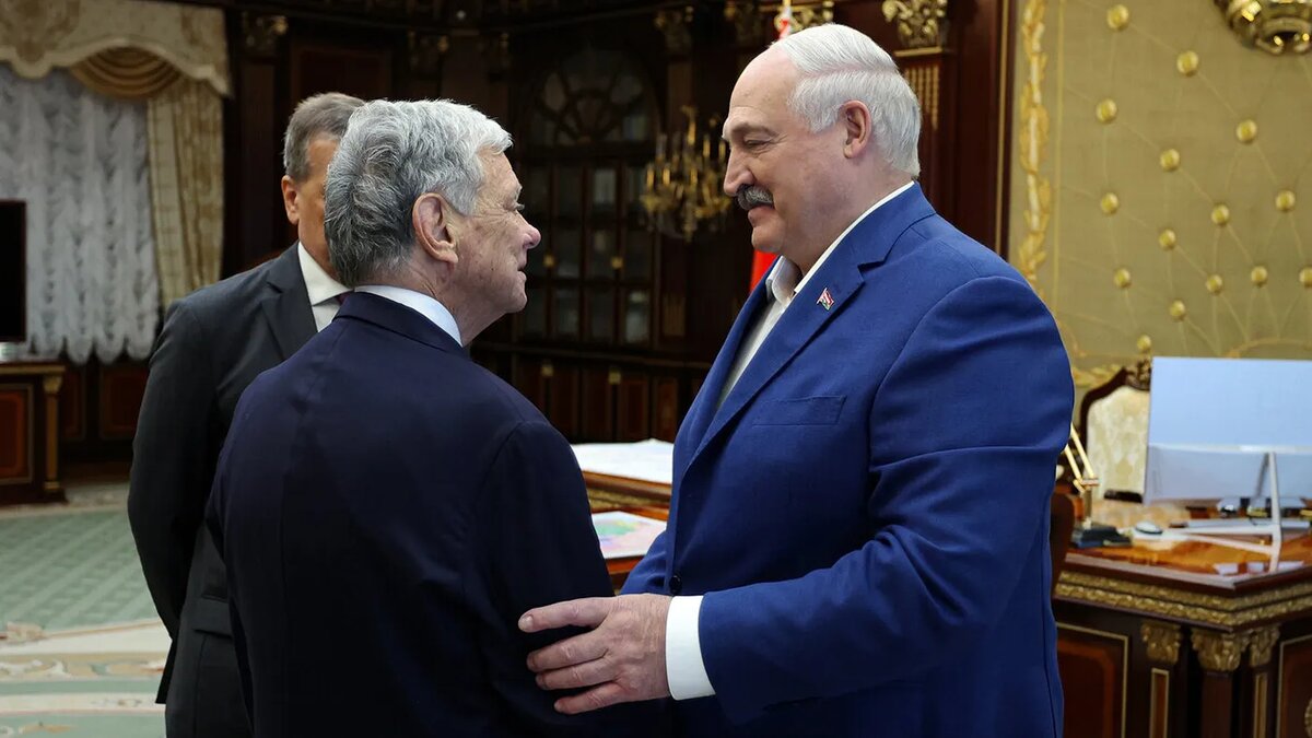   Пресс-служба президента Республики Беларусь- Представитель президента США Джо Коул и президент Республики Беларусь Александр Лукашенко