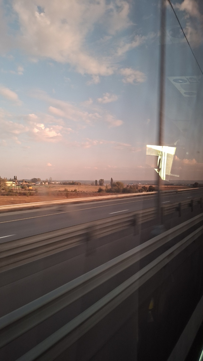 Вид из окна автобуса на дорогу