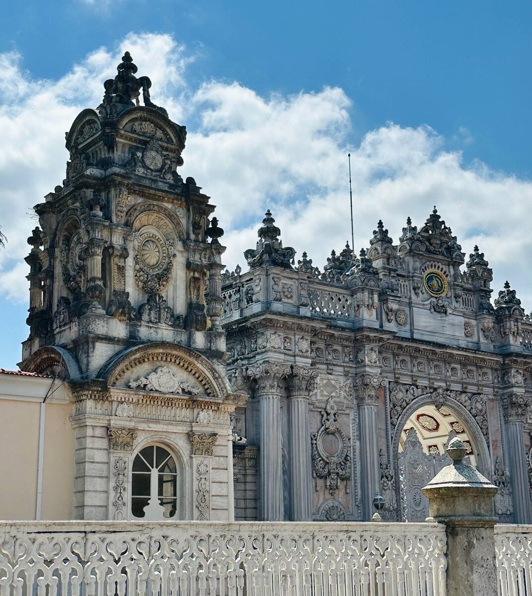 Так и остался дворец Долмабахче для меня лишь красивым фасадом :)