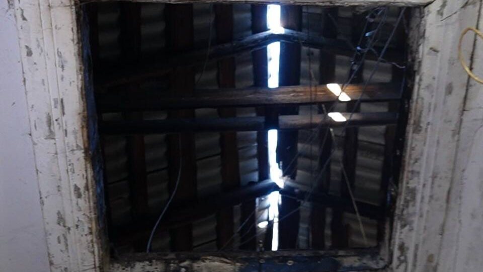 В Донецке жители многоэтажки годами живут с дырявой крышей и в затопленных от дождя квартирах