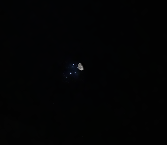 Так будет выглядеть Луна на фоне Плеяд вечером в пятницу