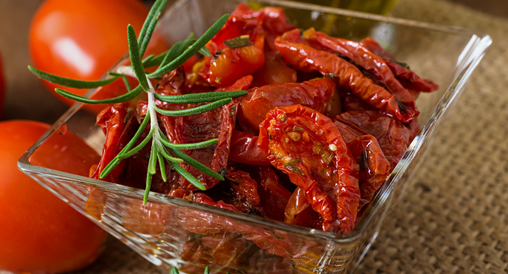 Вяленые помидоры: превращаем летний урожай в кулинарное золото. 3 проверенных рецепта для начинающих