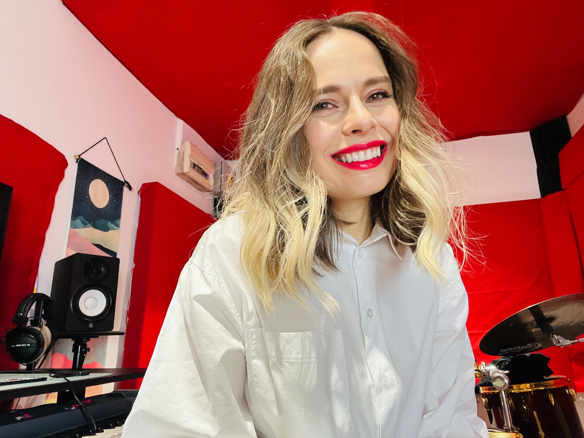 Юлия Кантонистова - музыкант, продюсер, вокальный тренер и педагог.