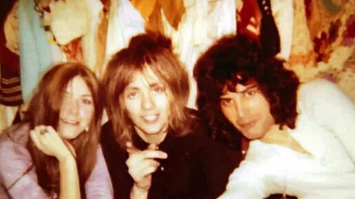 Роджер и Фредди в магазинчике, с подругой, но не Мэри. Фото из открытых источников