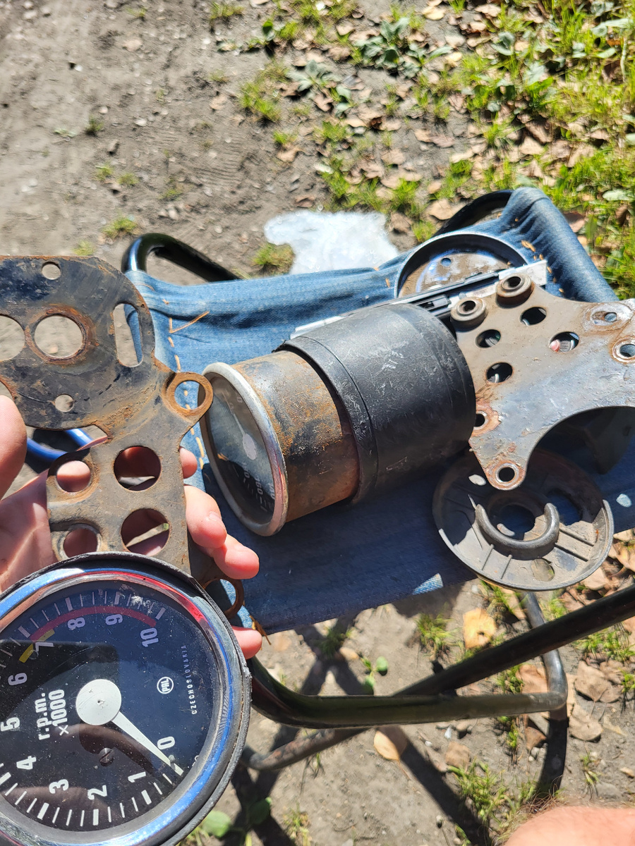 В таком состоянии я приобрел приборную панель...