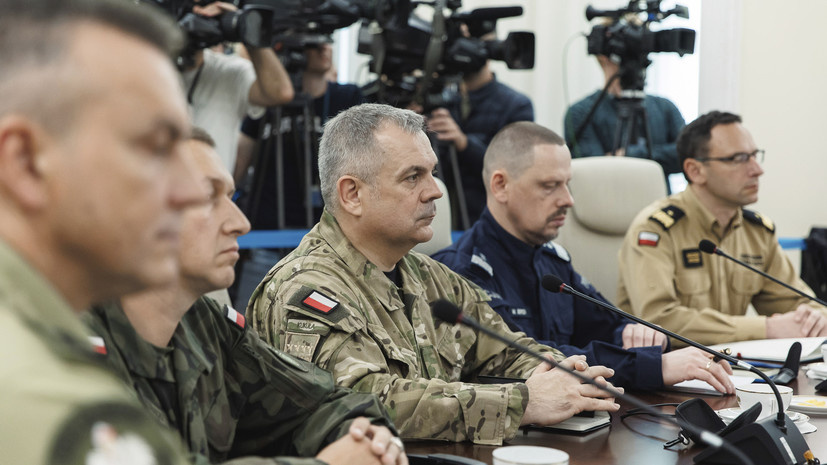     Представители Генштаба Польши на заседании правительства. AP Chancellery of the Prime Minister of Poland
