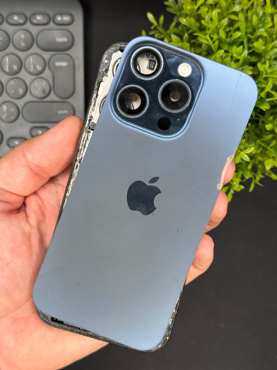 Разбитая крышка на iPhone 15 Pro