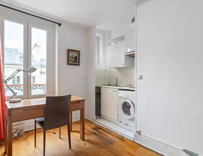 Мини-квартира 14 м² в Париже с кухней в шкафу