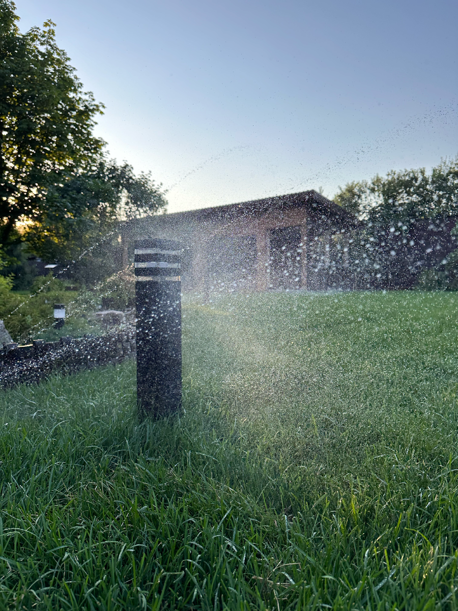 Одна из многочисленных работ по установке системы автополива ГК Ландшафт