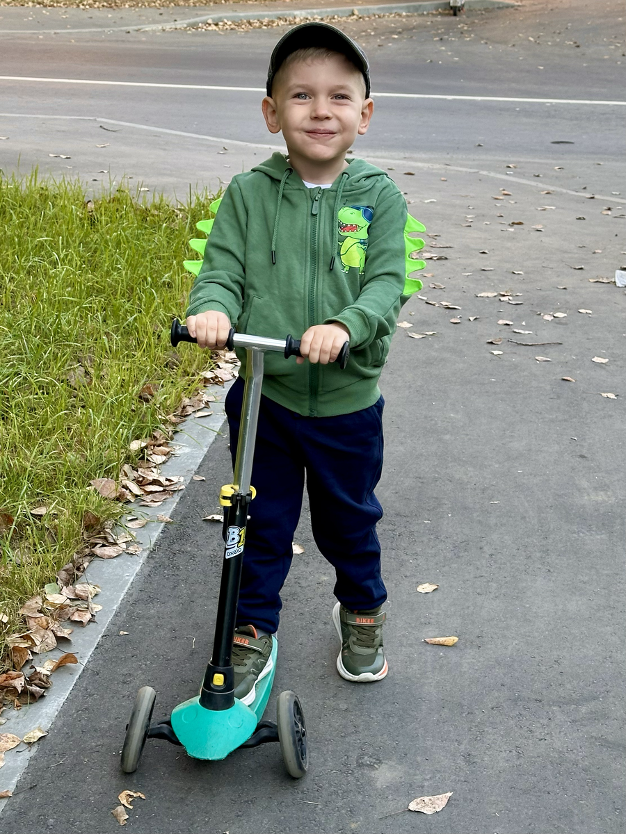 Перед входом в калитку.