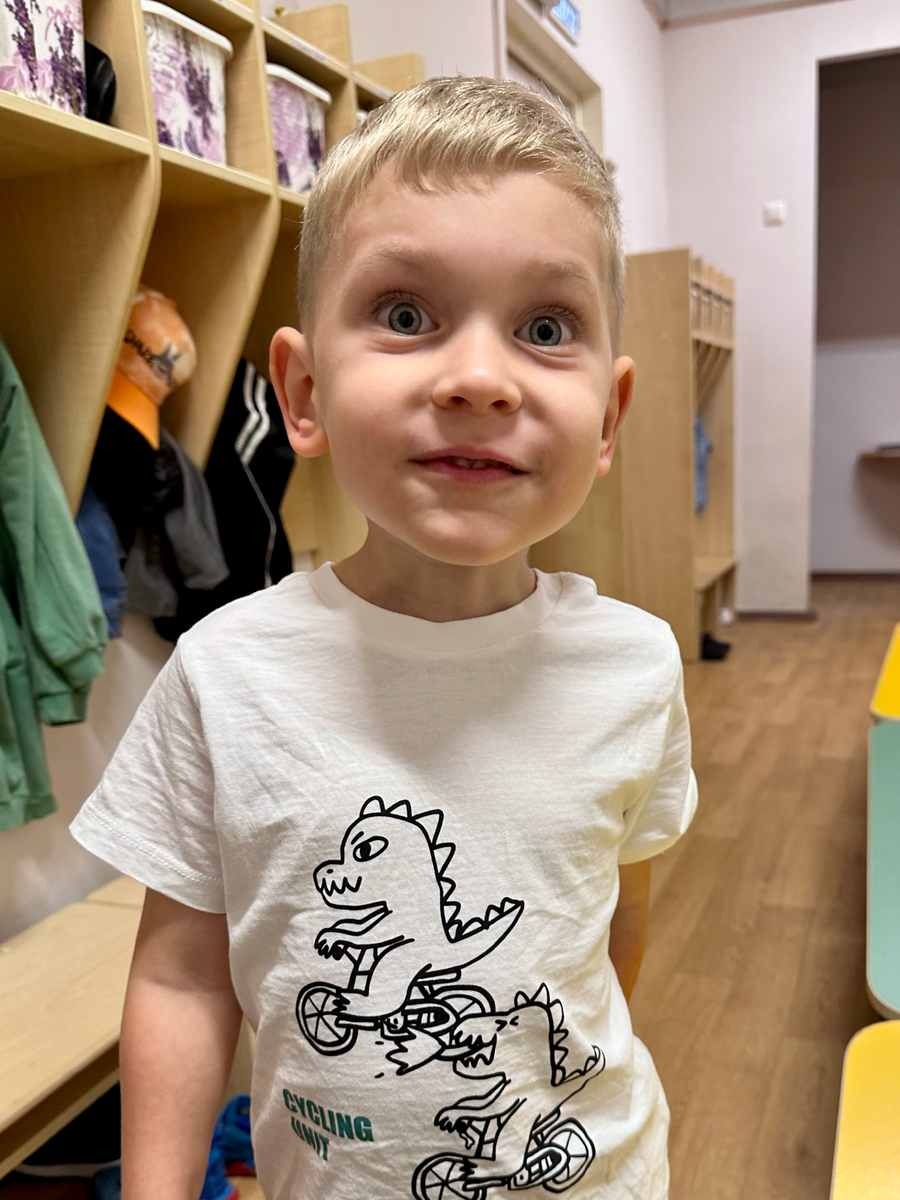 Сейчас уже можно и сфоткаться. Показывали папе новую футболку :)