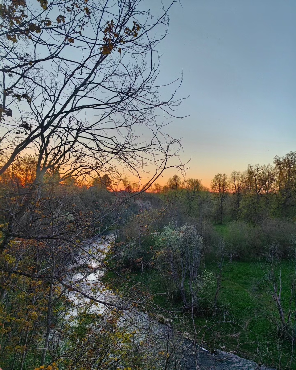 Вид с высокого берега на закате.
