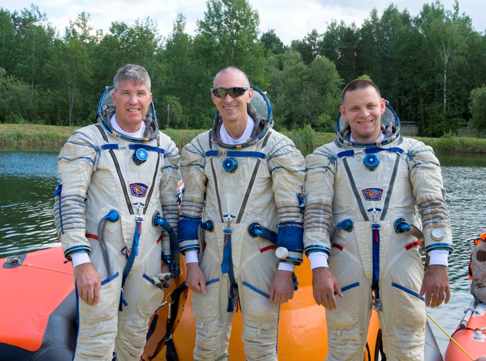 Иван Вагнер (крайний справа) на предполетных тренировках вместе с коллегами по экипажу Анатолием Иванишиным (в центре) и Стивеном Боуэном (слева). Фото: ЦПК