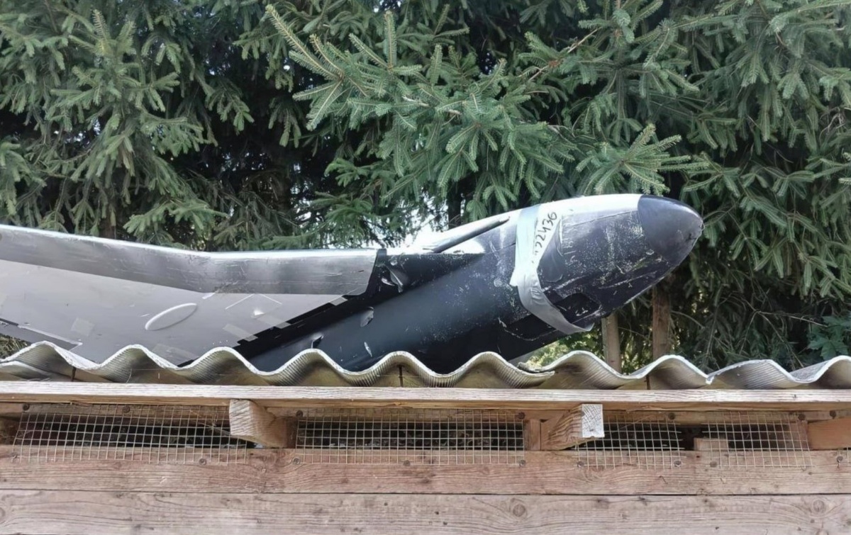 Якобы русский дрон на крыше польского сарая. фото яндекс.