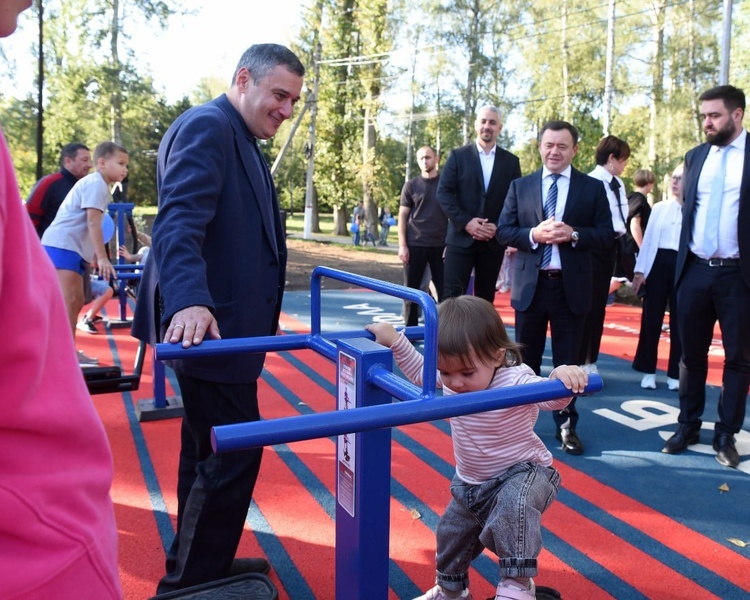     В Курске на «Боевке» открыли воркаут-зону