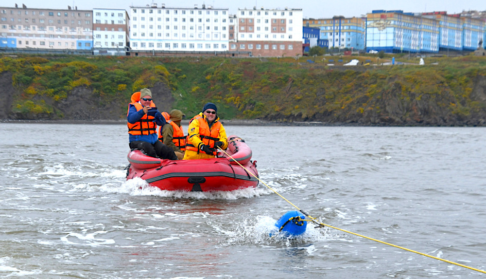 Тренинг с обрезанием веревки на «морском животном». Фото: Павел Кошеленко / prochukotku.ru
