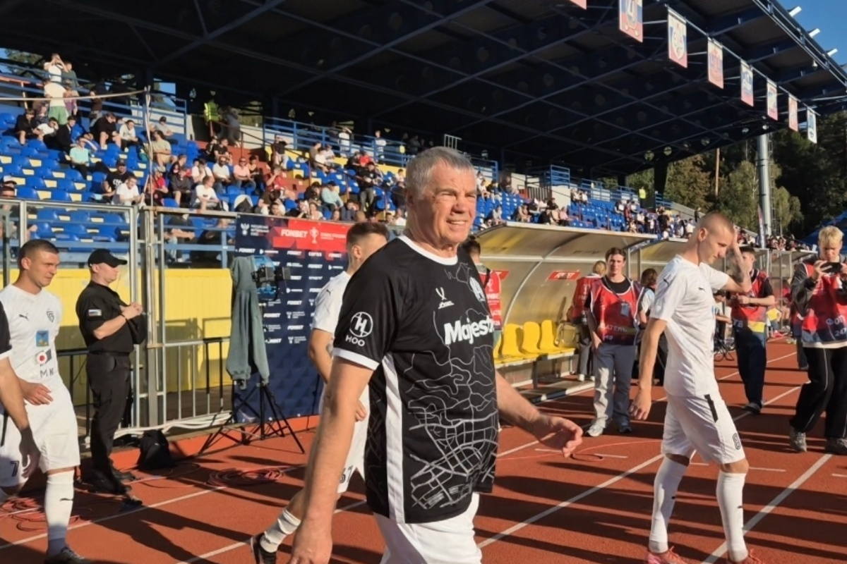 Александр Медведев, отметивший 70-летие в августе, перед матчем Кубка России с "Салютом". / Артем Локалов