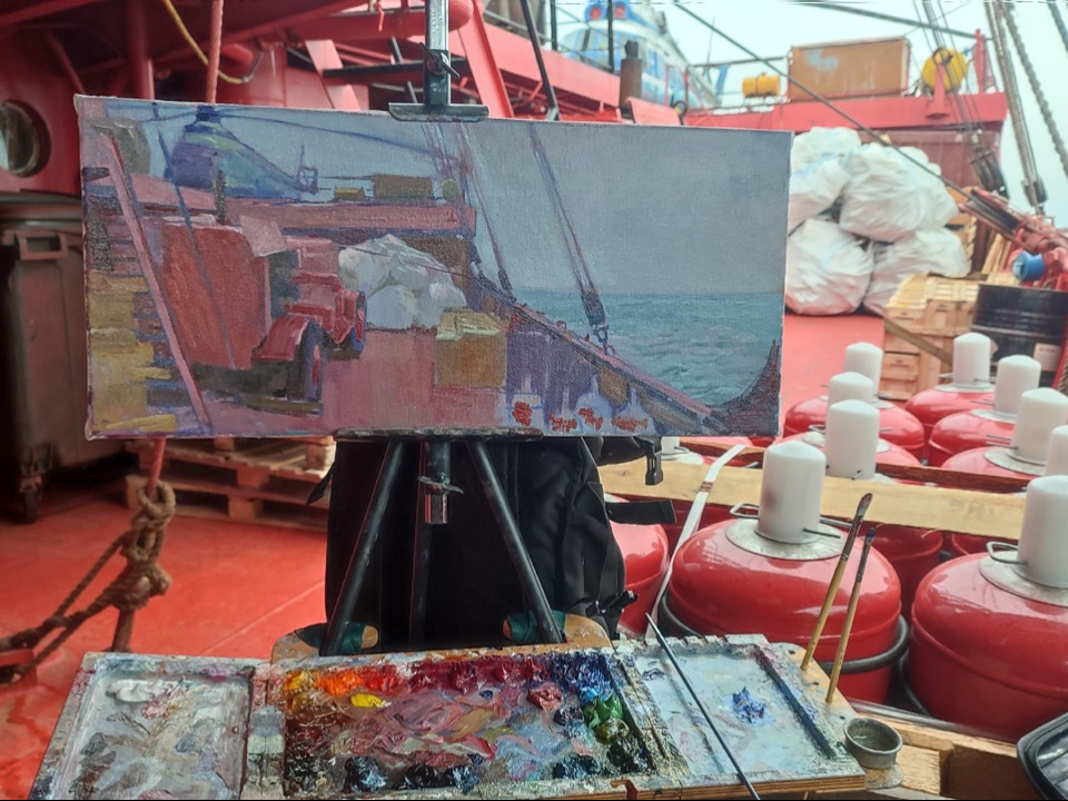 Сделанный на борту «Михаила Сомова» этюд Евгении Малиной, члена Союза художников России, организатора проекта «Северные пленэры Арктика», преподавателя КДДИ РГХПУ им. Строганова и постоянного участника Всероссийских и международных пленэров. Источник: regions.ru/balashikha