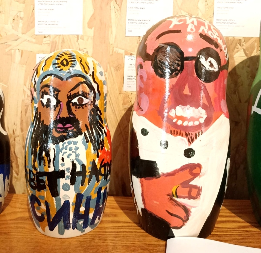 Фото прислала подруга, на ярмарке в Санкт Петербурге продают таких красавцев, если что, это Киркоров (узнаваем) и Лепс (я не узнала, но там на лбу написано). Думаю, художник тоже стрессовал.