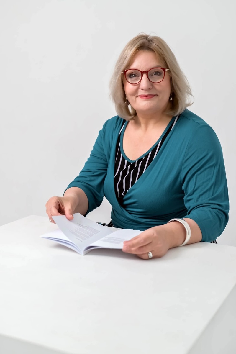 Ольга Сульчинская – писатель, переводчик, редактор, психолог. Родилась в 1966 году в Москве, где и живет по сей день. Автор журналов «Арион», «Новый мир», «Октябрь», «Знамя», «Дружба народов», «Иностранная литература», «Этажи», «Формаслов» и др., а также четырех поэтических книг: «Amor brevis» (Изд-во Руслана Элинина, 2007), «Апрельский ангел» (Art-House Media, 2010), «Волчок» (Воймега, 2013), «69 стежков» (Prosodia, 2023) и книги по психологии «Личные границы» (АСТ, 2024).
Трижды лауреат Международного Волошинского конкурса (2005 - поэзия, 2022 – поэзия и проза), дипломант премии Московский счет (2013), лауреат премии журнала «Новый мир» (2018).
Участник антологии «Contemporary Russian Women Poets» (Carcanet Press, 2005) и 34-го международного поэтического фестиваля в Труа-Ривьер (Канада, 2018). Стихи переводились на английский и французский языки.
Работала копирайтером, редактором, преподавателем, с 2010 до января 2025 года работала в журнале Psychologies, последние 8 лет в должности шеф-редактора. В настоящее время ведет частную психологическую практику и продолжает литературную деятельность.
