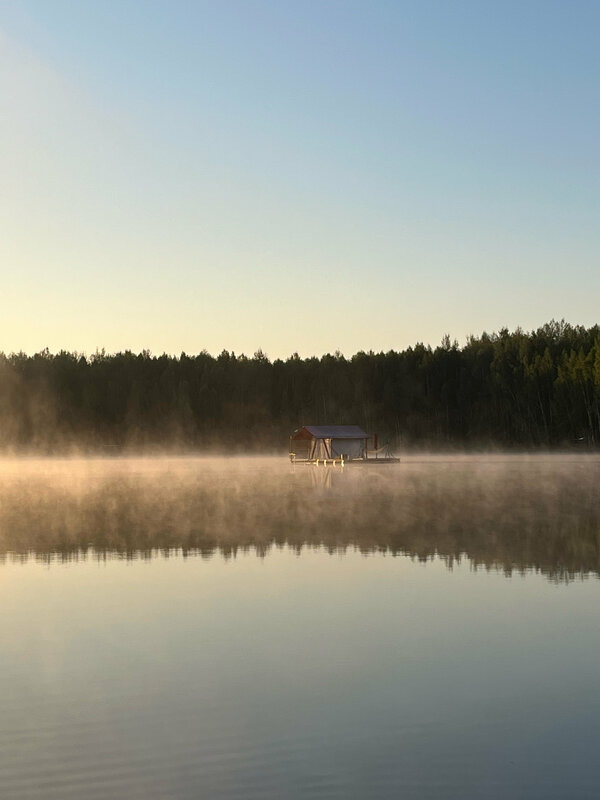 Вот так можно отдохнуть на одном из многочисленных озер. Домик на озере... Нет интернета, нет связи. Но! Море эмоций посреди тишины! Кто сейчас может выжить без связи сутки? А Вы попробуйте! Кайф в чистом виде!